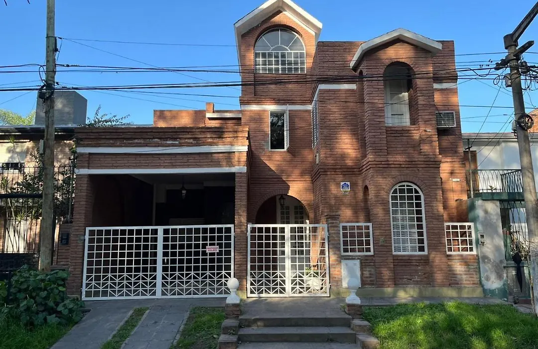 Casa Frente Parque Guillermina-1